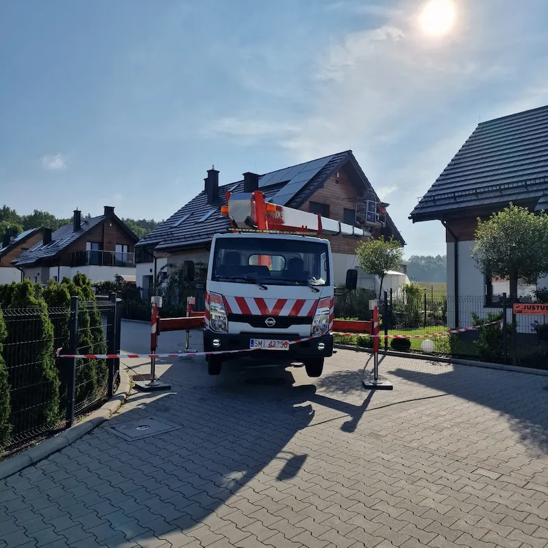 Zespół MKM Service montujący reklamę z podnośnika koszowego