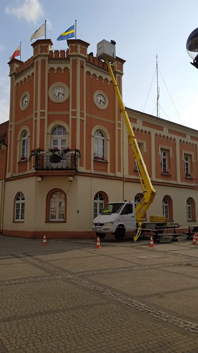 Instalacja dekoracji świątecznych na rynku w Katowicach