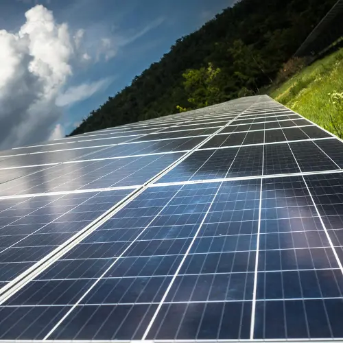 Operator MKM Service myjący panele fotowoltaiczne z podnośnika