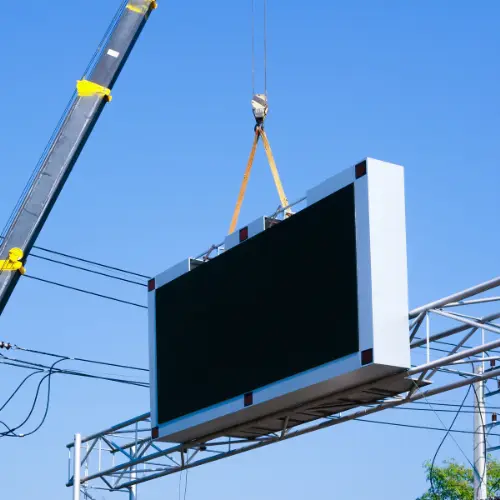 Technik MKM Service serwisujący ekran LED na wysokości